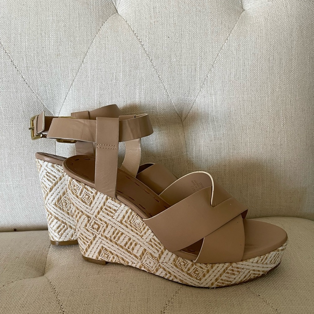TAHARI - Tan Wedge Sandals